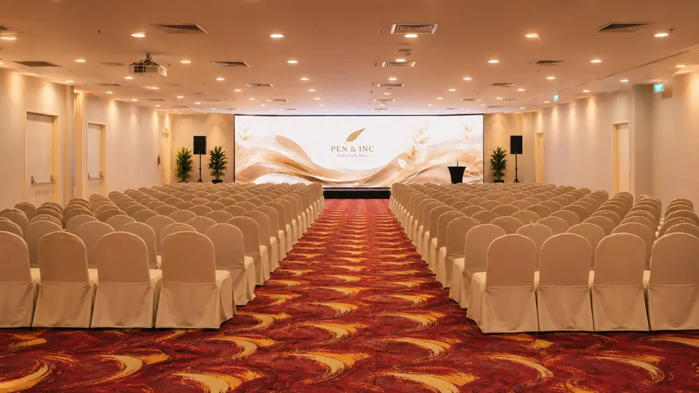 Seminar-style setup across the full hall